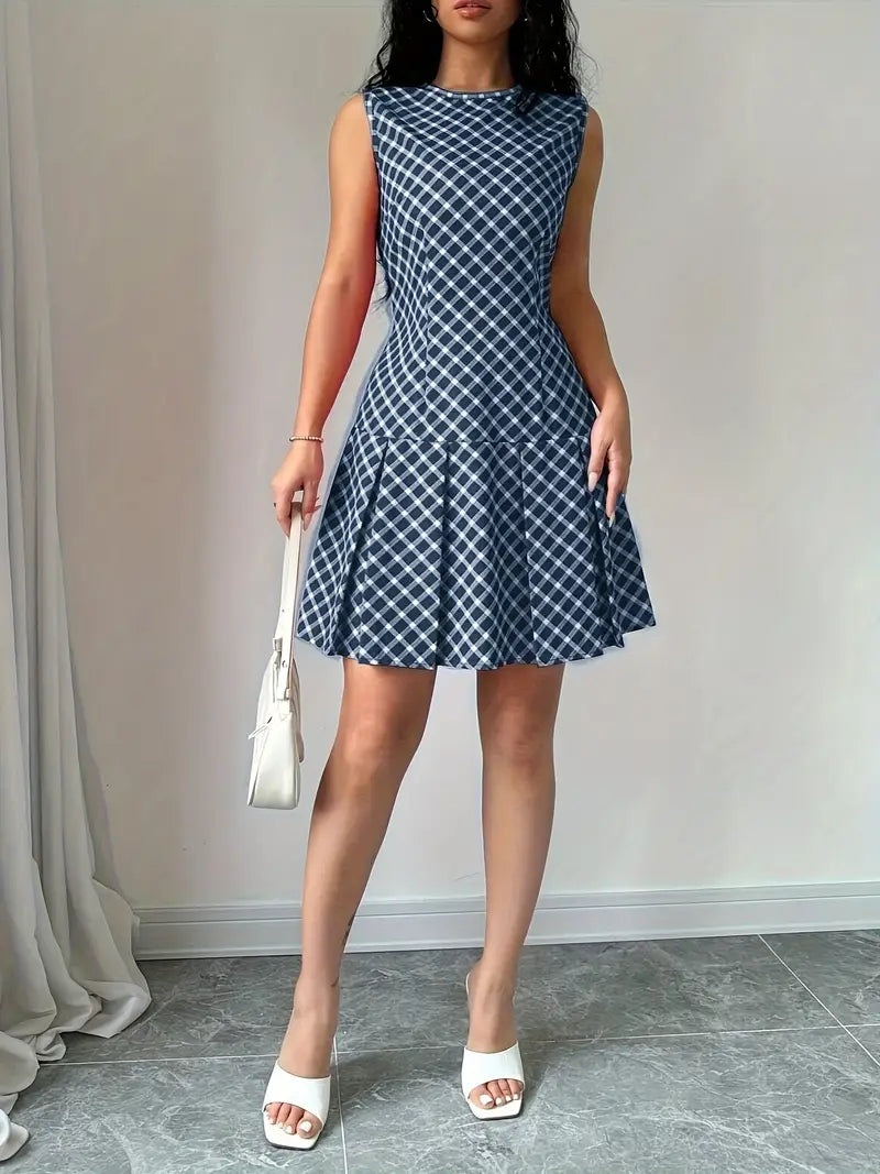 Mode Outlet | Stylowa sukienka bez rękawów z plisami – ponadczasowa elegancja