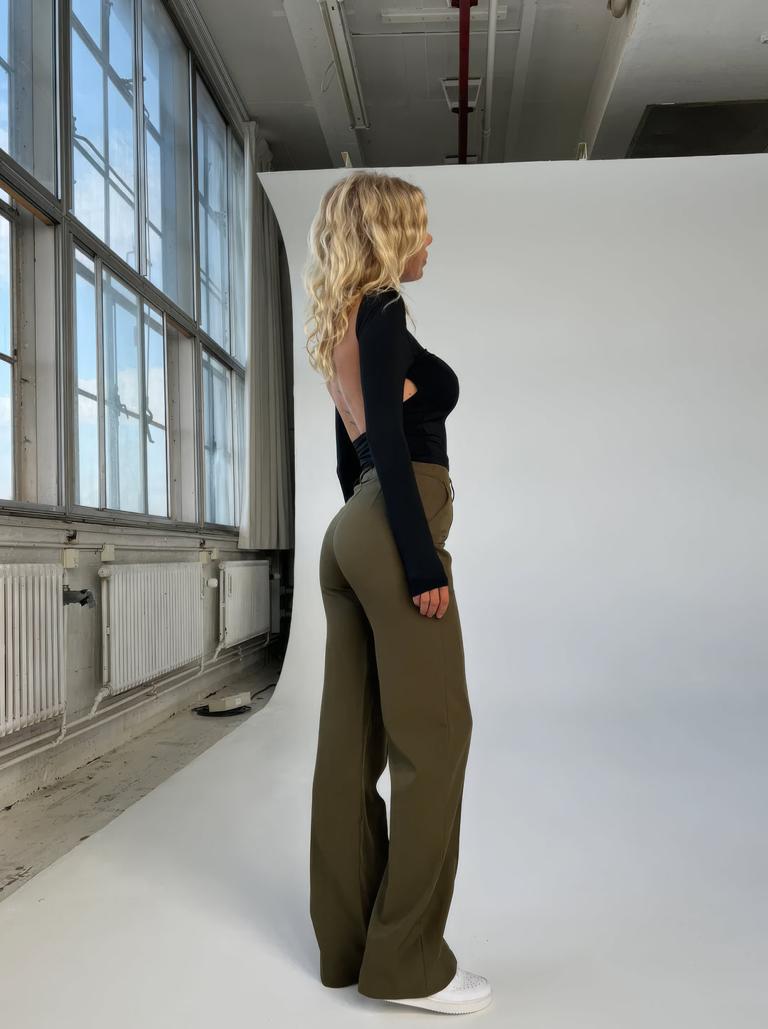 Spodnie damskie – model bootcut z eleganckim krojem