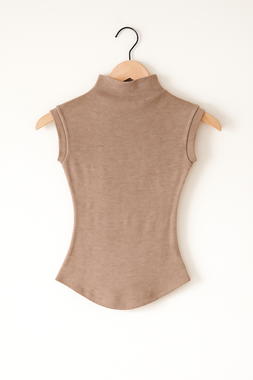 Damska bluzka z wysokim kołnierzem bez rękawów – elegancka i minimalistyczna