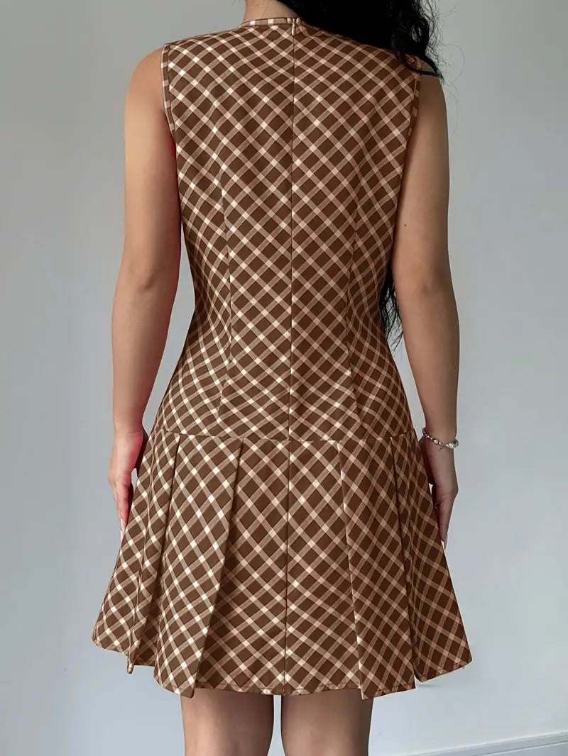 Mode Outlet | Stylowa sukienka bez rękawów z plisami – ponadczasowa elegancja