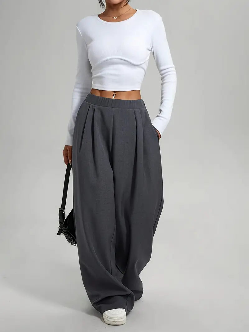 Mode Outlet | Stylowe spodnie z zakładkami i szerokimi nogawkami