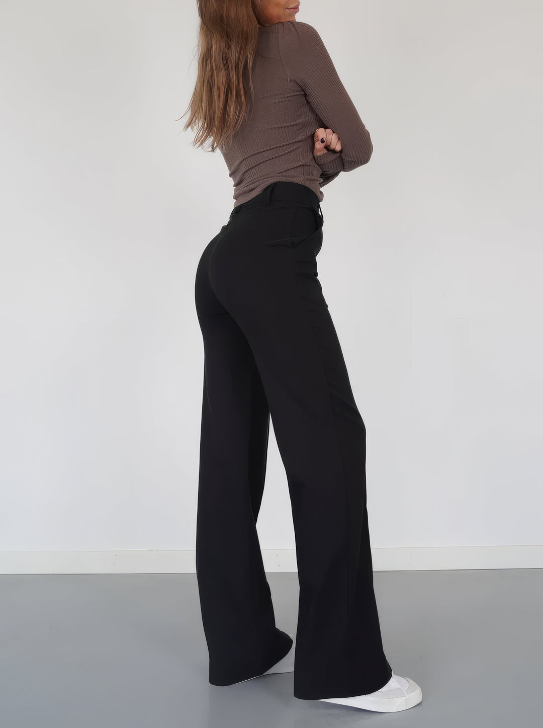 Spodnie damskie – model bootcut z eleganckim krojem