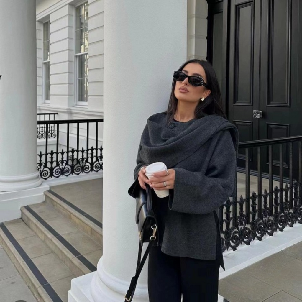 Damski Płaszcz typu Peleryna – Ponadczasowy i Stylowy Design