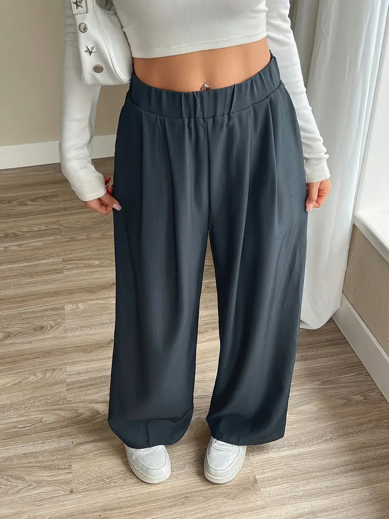 Mode Outlet | Stylowe spodnie z zakładkami i szerokimi nogawkami