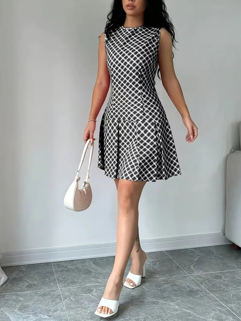 Mode Outlet | Stylowa sukienka bez rękawów z plisami – ponadczasowa elegancja