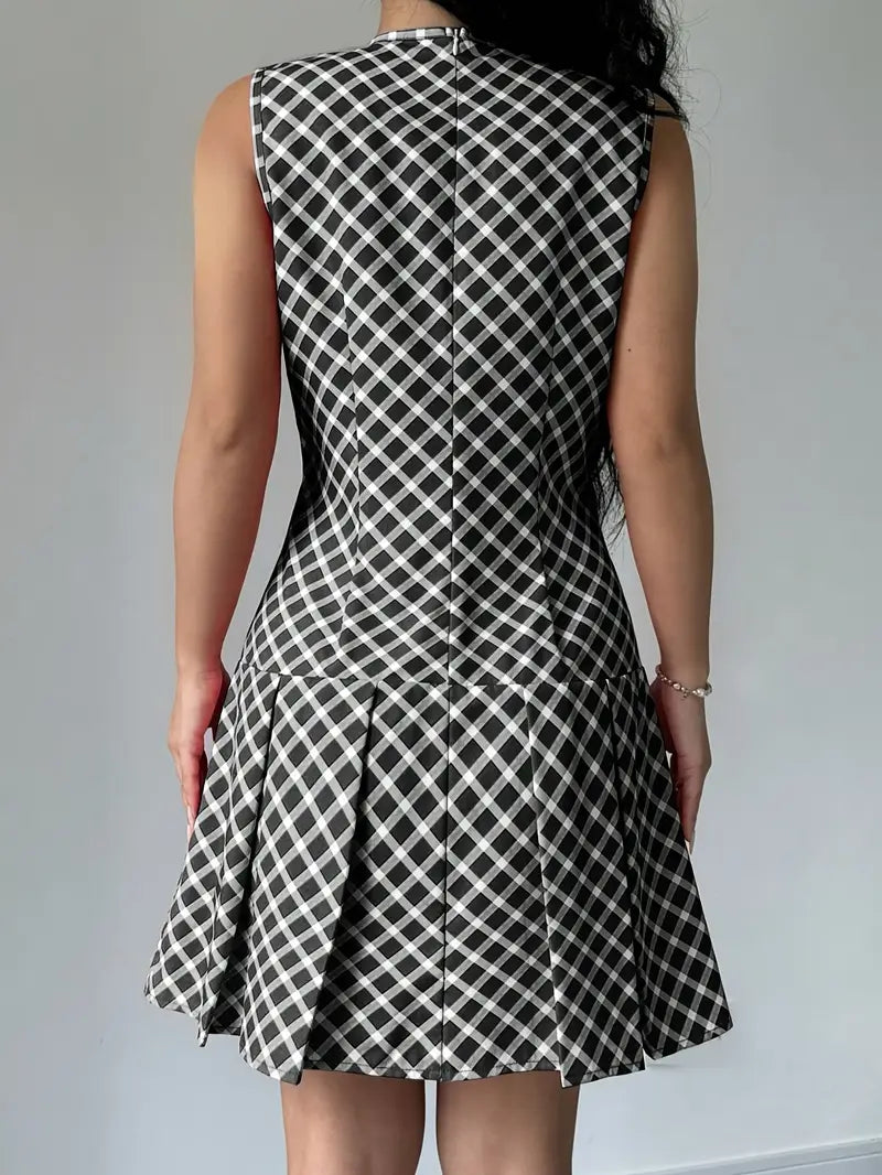 Mode Outlet | Stylowa sukienka bez rękawów z plisami – ponadczasowa elegancja