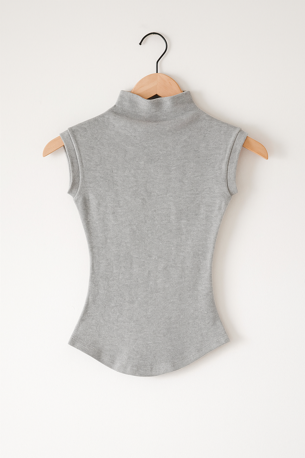 Damska bluzka z wysokim kołnierzem bez rękawów – elegancka i minimalistyczna