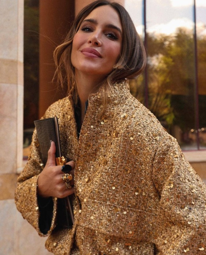 Mode Outlet | Elegancka Kurtka Janine ze Złotymi Błyszczykami – Stylowa i Wyrafinowana