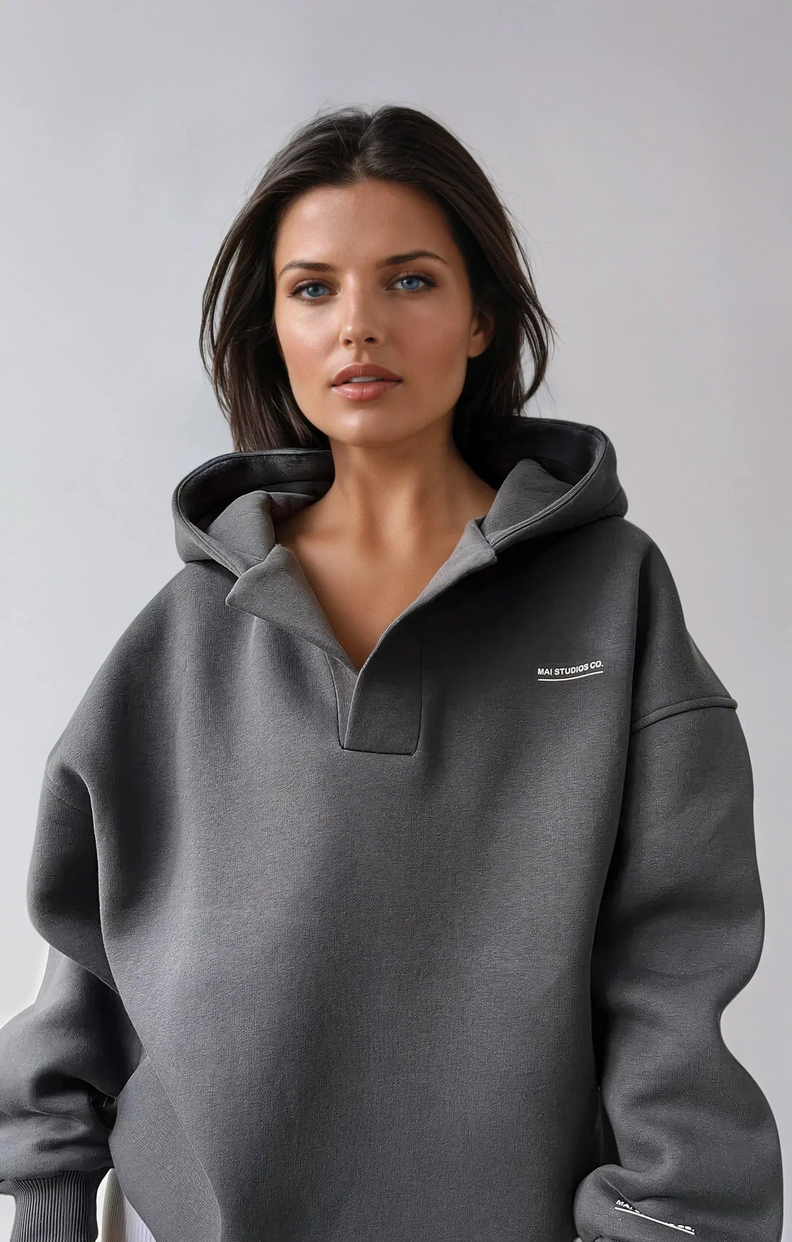 Damska Bluza z Kapturem – Niski Dekolt V i Luźny Krój