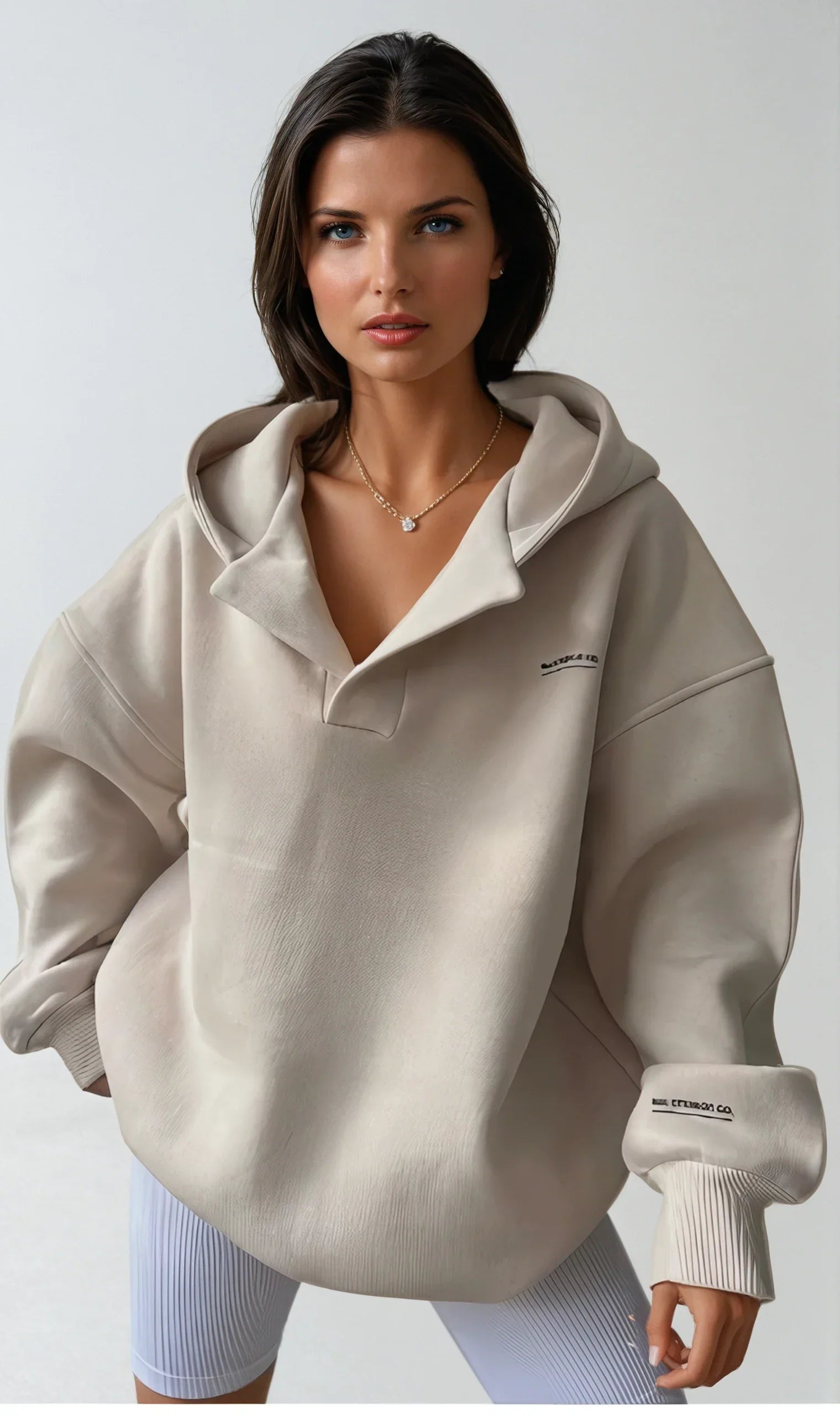 Damska Bluza z Kapturem – Niski Dekolt V i Luźny Krój