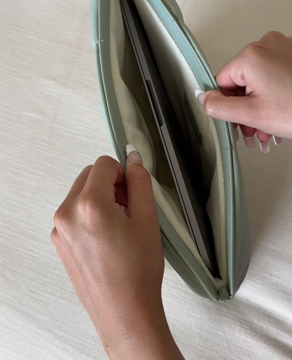 Puchowa Torba na Laptopa Cloudy – Stylowa, Miękka i Ochronna ☁️💻