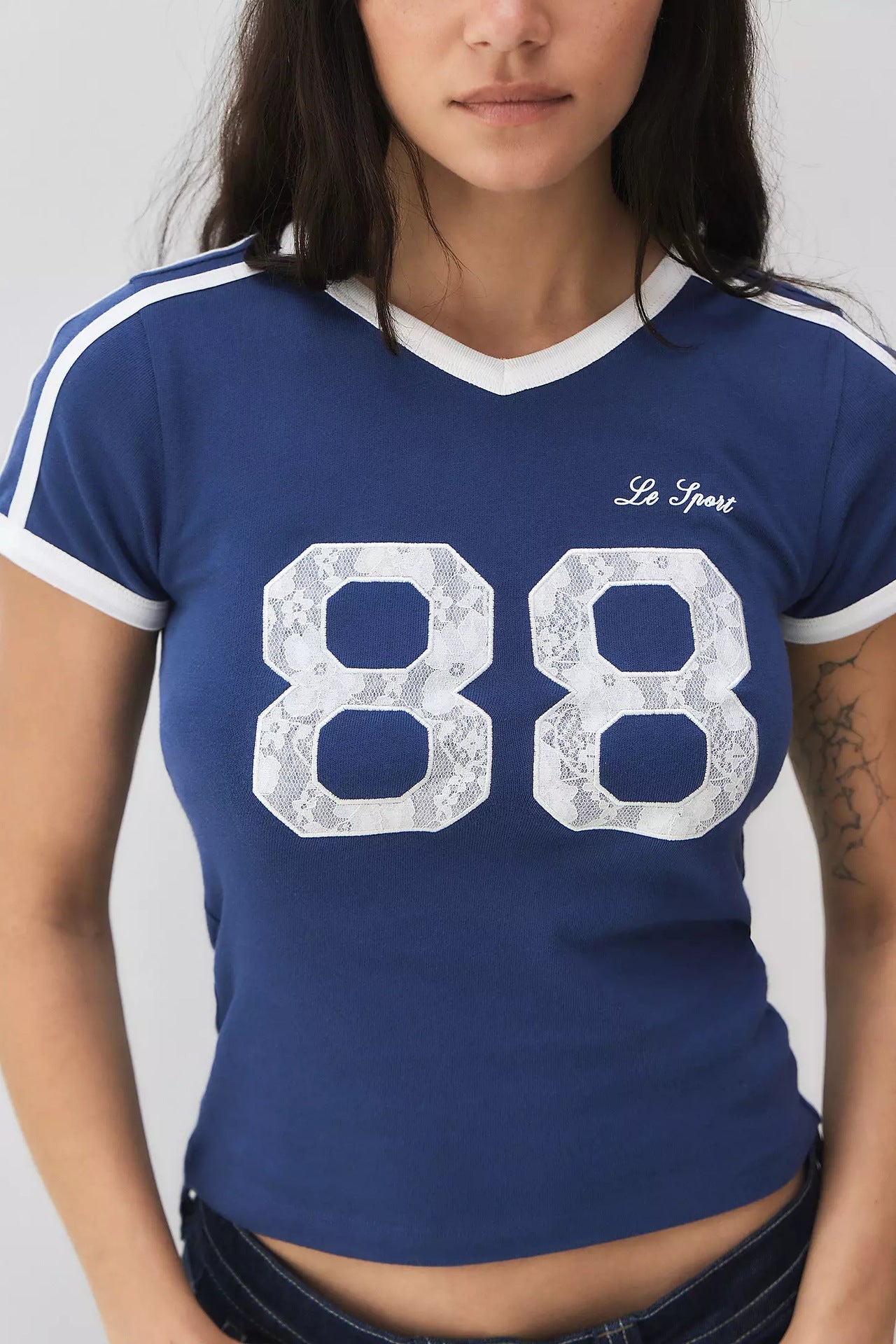 De Mode Outlet | Damski T-shirt Sportowy z Detalem z Koronki & Krótkim Rękawem