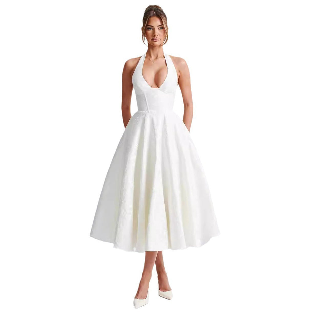 De Mode Outlet | Elegancka Długa Sukienka z Głebokim Dekoltem V i Kwiatowymi Detalami