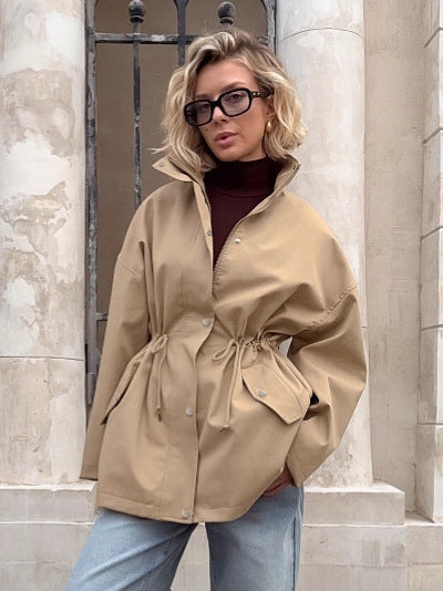 Damski Krótki Płaszcz – Z Paskiem i Wysokim Kołnierzem