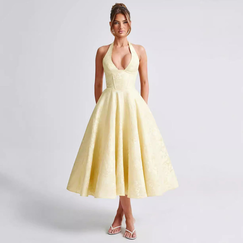 De Mode Outlet | Elegancka Długa Sukienka z Głebokim Dekoltem V i Kwiatowymi Detalami