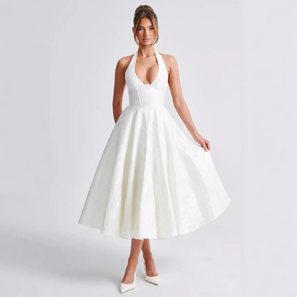 De Mode Outlet | Elegancka Długa Sukienka z Głebokim Dekoltem V i Kwiatowymi Detalami