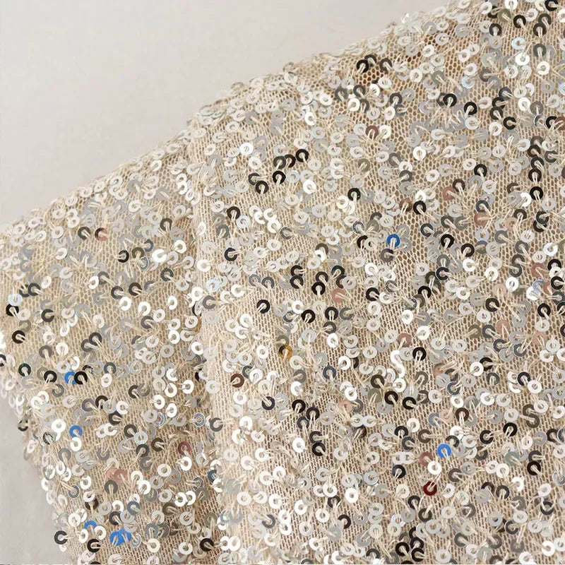 VIVIANA | Mini sukienka z cekinami z poduszkami na ramionach – Glamour & Moc