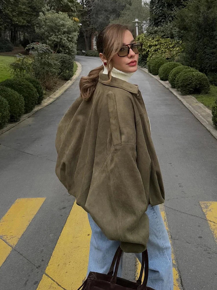 Damska Krótka Kurtka – Efekt Zamszu – Luźny Krój – Stylowa i Wygodna