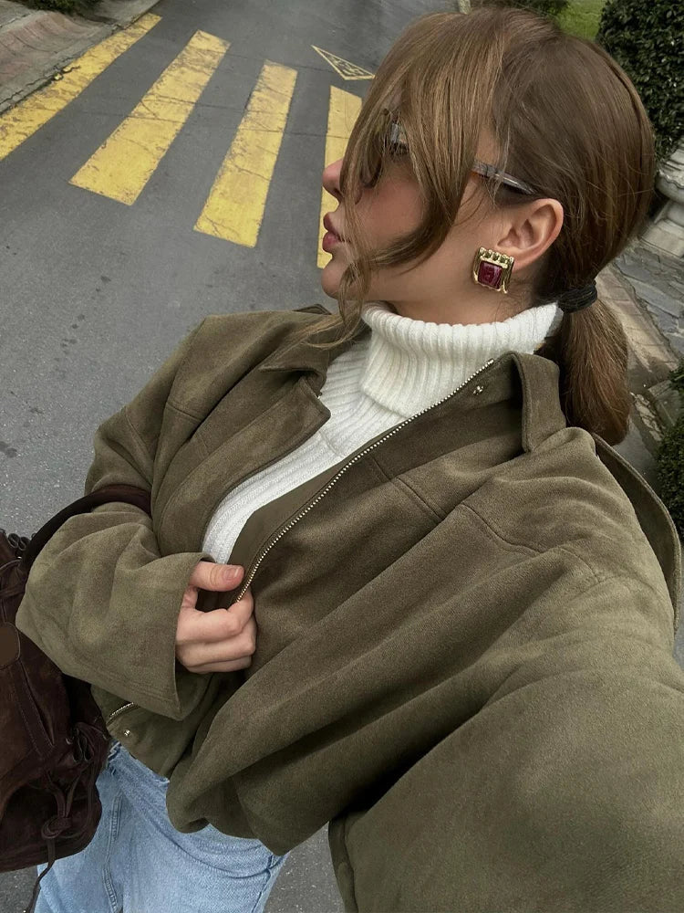 Damska Krótka Kurtka – Efekt Zamszu – Luźny Krój – Stylowa i Wygodna