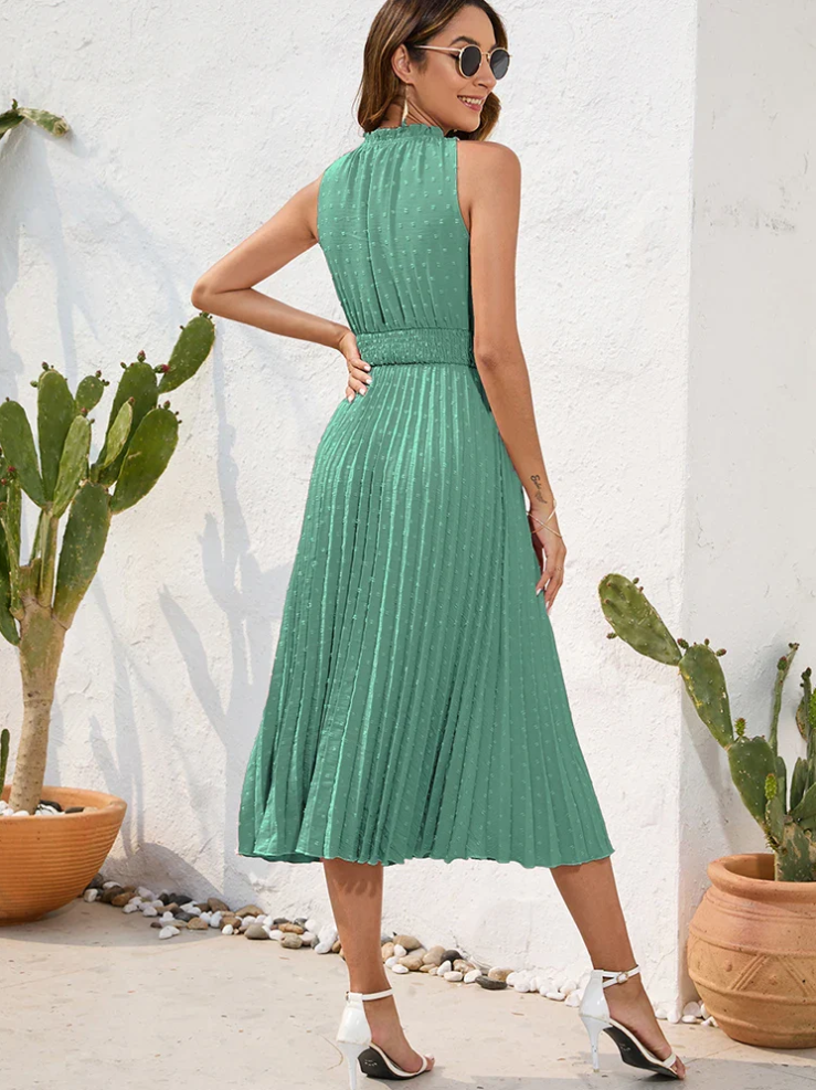 Mode Outlet | Czarna sukienka z dekoltem halter i plisami – Elegancka i ponadczasowa