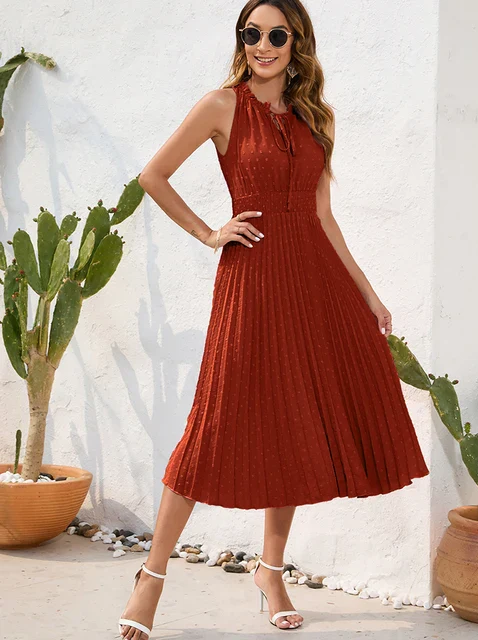 Mode Outlet | Czarna sukienka z dekoltem halter i plisami – Elegancka i ponadczasowa