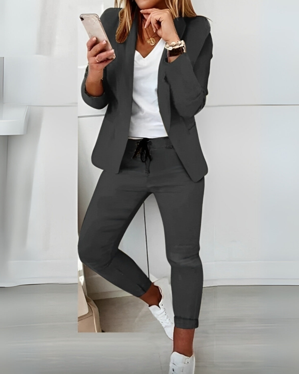 Damski Garnitur – Elegancki Krój ze Marynarką i Spodniami