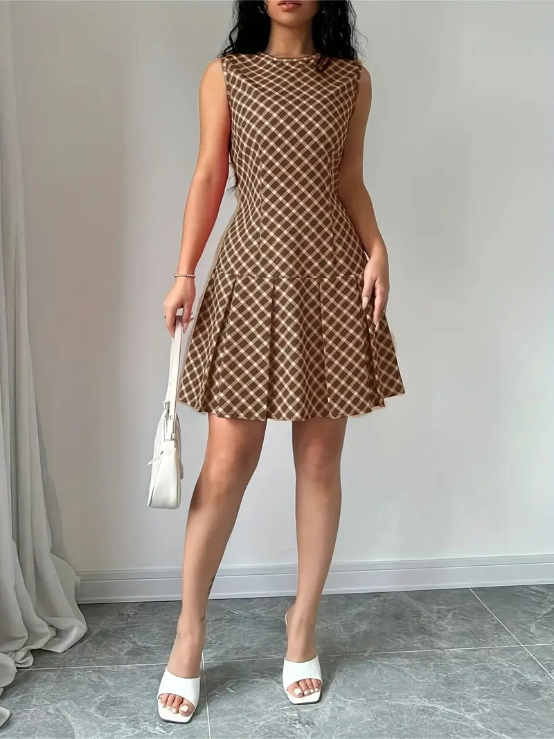 Mode Outlet | Stylowa sukienka bez rękawów z plisami – ponadczasowa elegancja